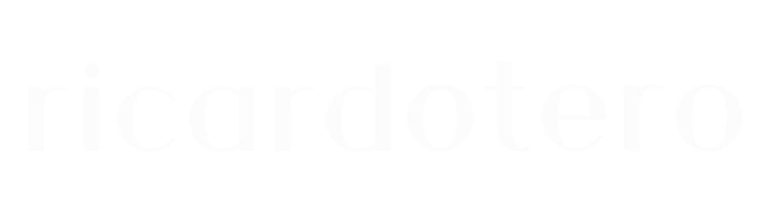 ricardo otero logo en blanco transparente